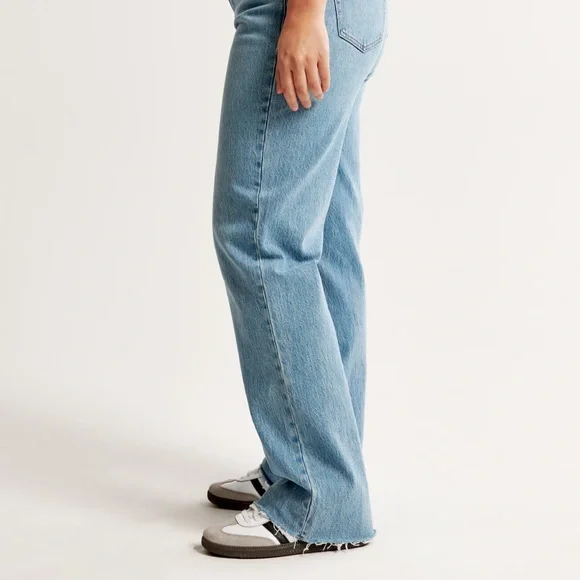 Abercrombie & Fitch - The Baggy Low Rise - Curve Love - Size 28/6R - Medium Wash - Picture 3 of 12